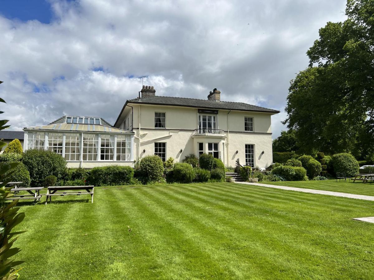 Highfield Hall Mold Extérieur photo