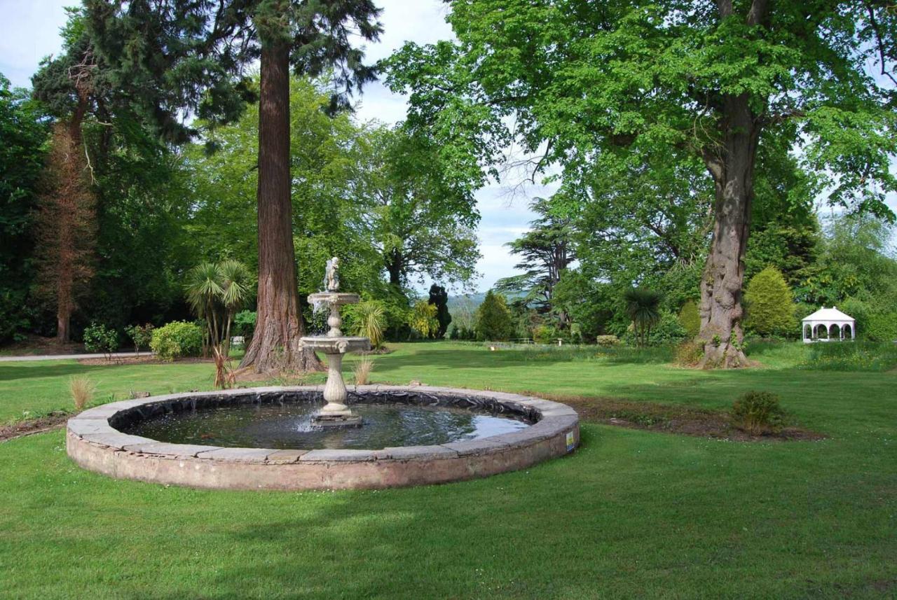 Highfield Hall Mold Extérieur photo